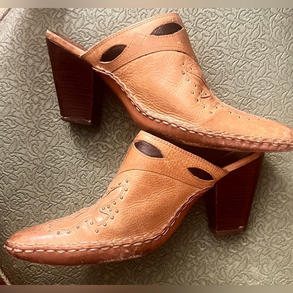 FRYE Phoenix Women’s Mules Stressed Studded  Leather Tan & Brown Sz 7M
